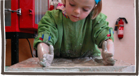 Dítě pracující v hliněném poli